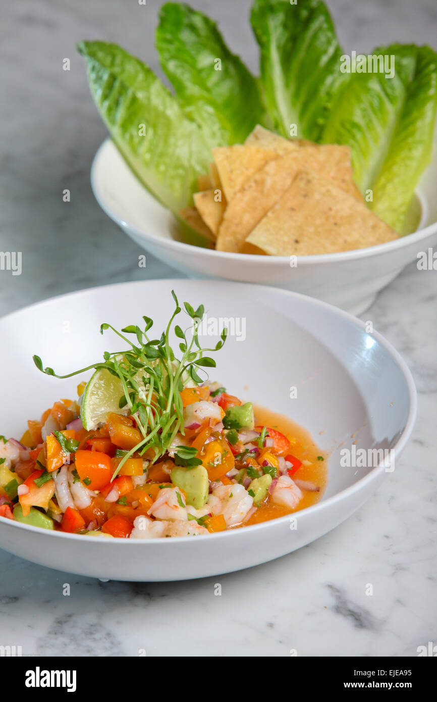 Una ciotola di ceviche fresco con corn chips Foto Stock