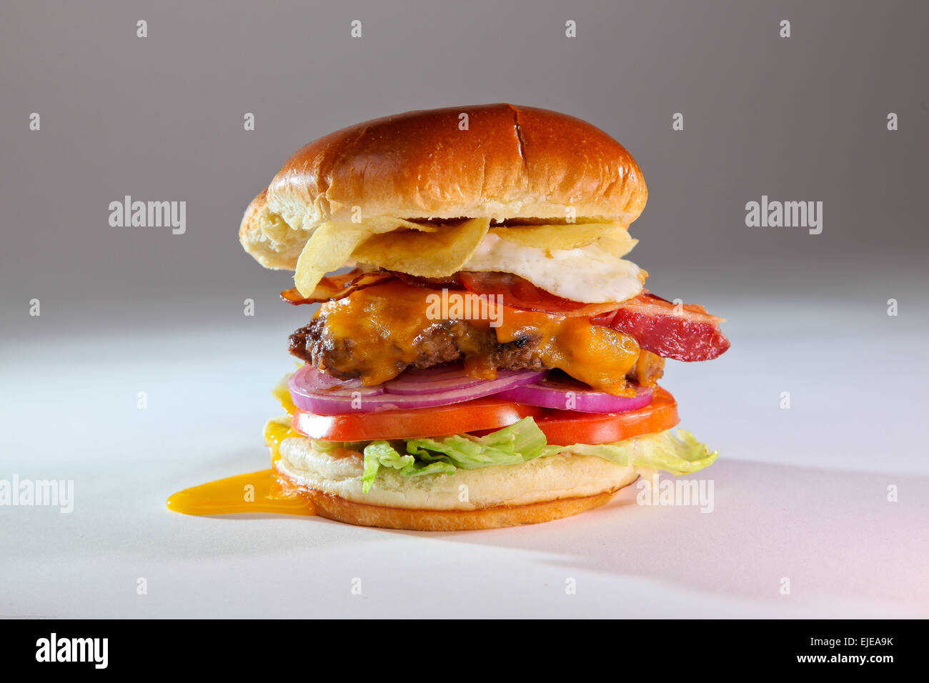 La colazione era fresca, bacon cheeseburger con uova e patatine croccanti Foto Stock