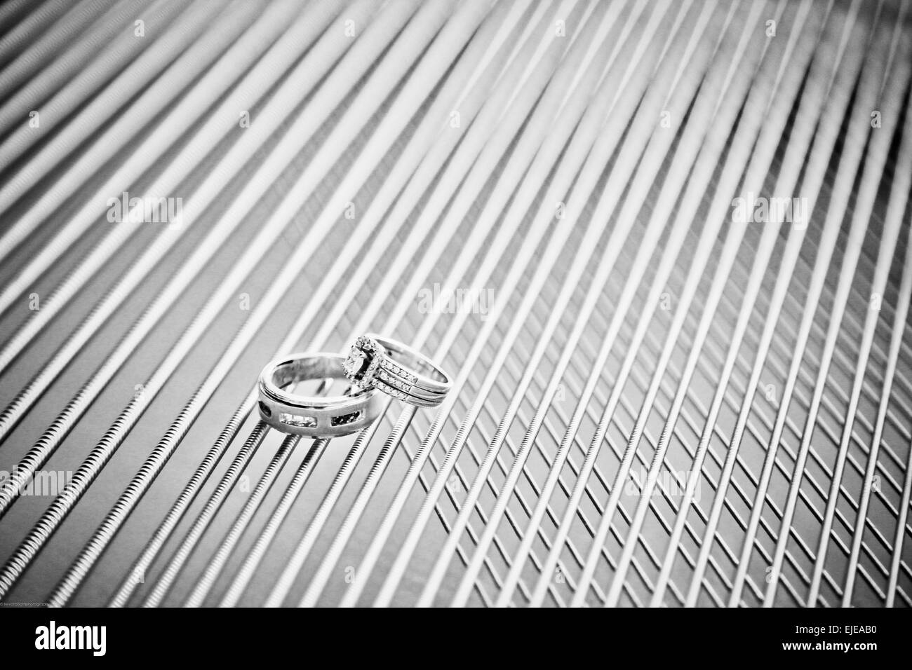 Gli anelli di nozze su stringhe di pianoforte Foto Stock
