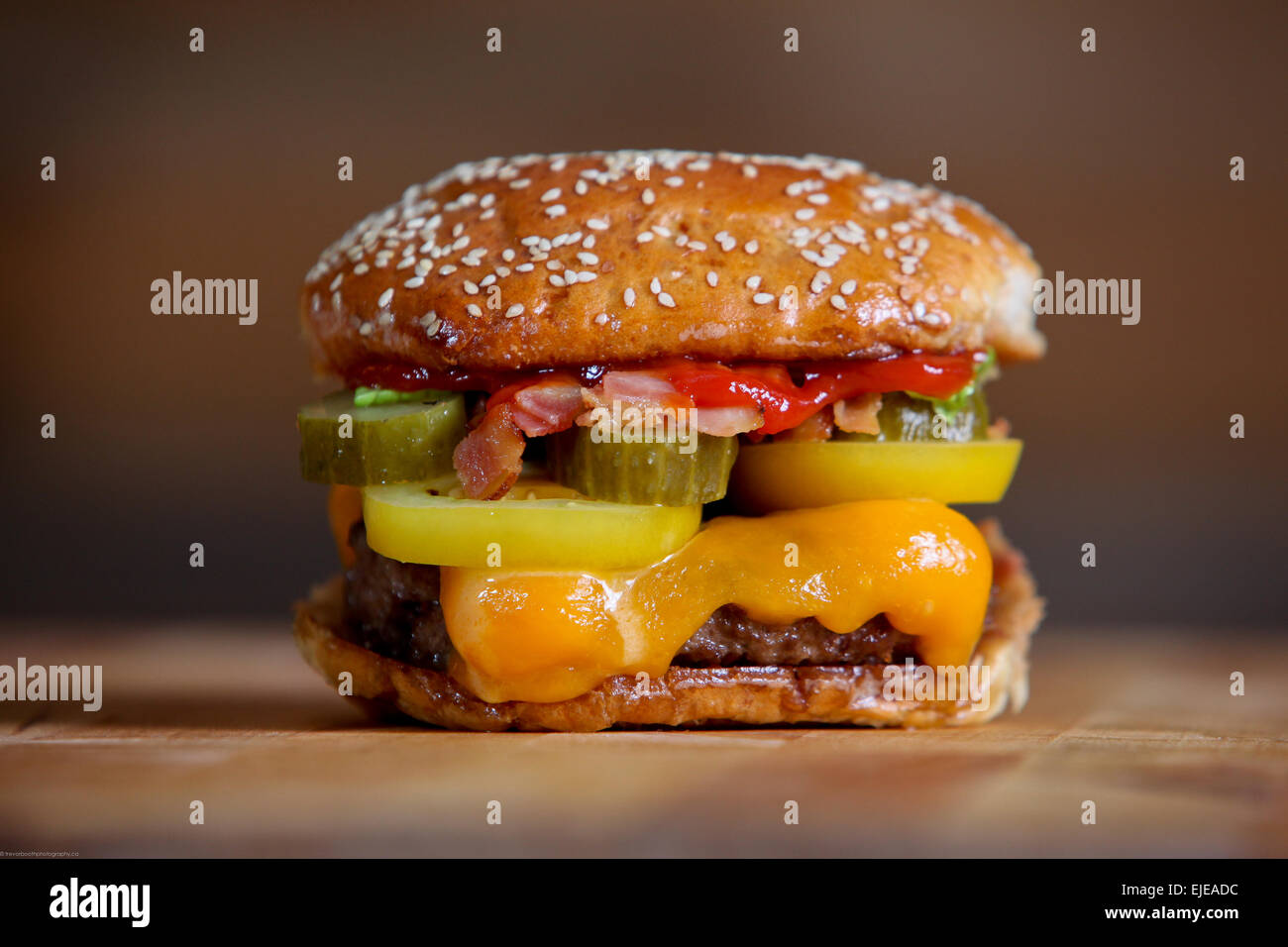 Bacon cheeseburger con tutti i fissaggi Foto Stock