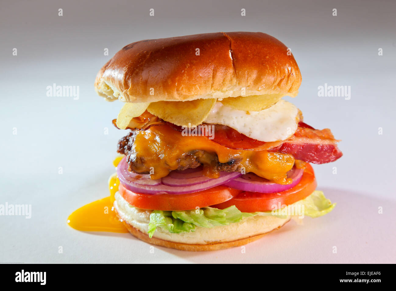 La colazione era fresca, bacon cheeseburger con uova e patatine croccanti Foto Stock