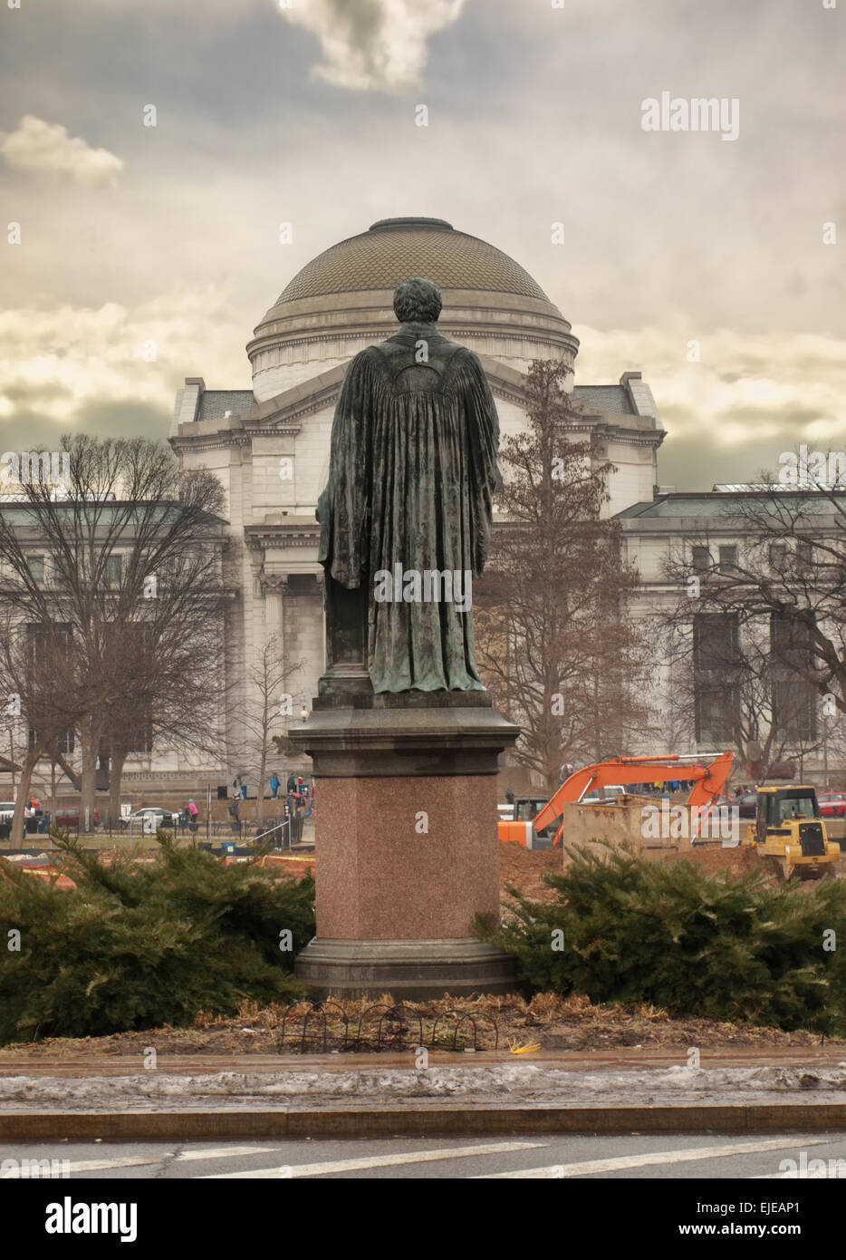 Statua di Joseph Henry si affaccia lo Smithsonian, il Museo Nazionale di Storia Naturale attraverso il National Mall di Washington, DC Foto Stock