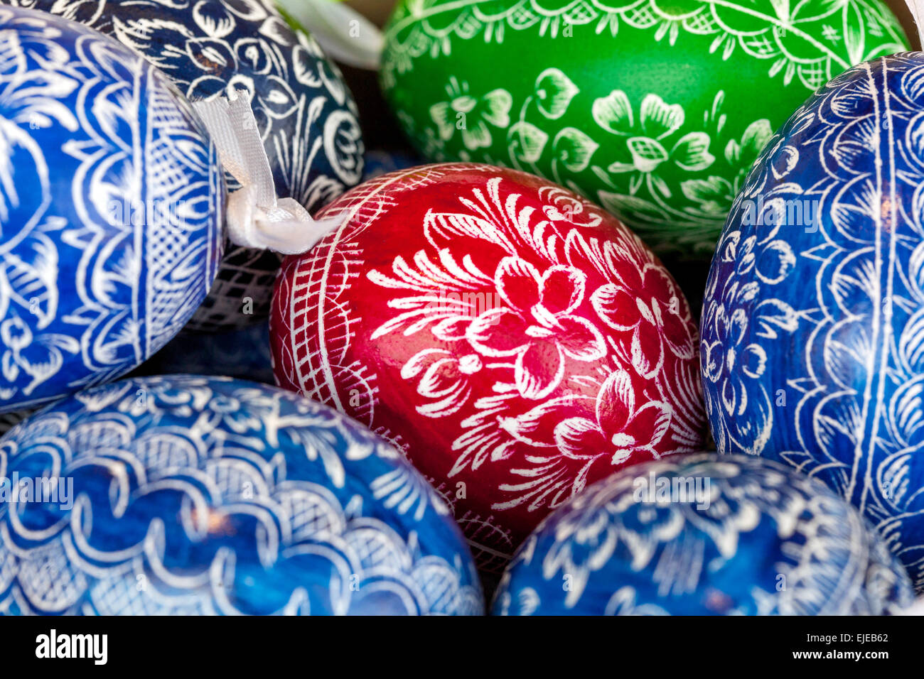 Uova di Pasqua tradizionali Praga Repubblica Ceca Europa uova di Pasqua dipinte da colorare uova di Pasqua fragili souvenir fatti a mano decorativi con motivi colorati Foto Stock
