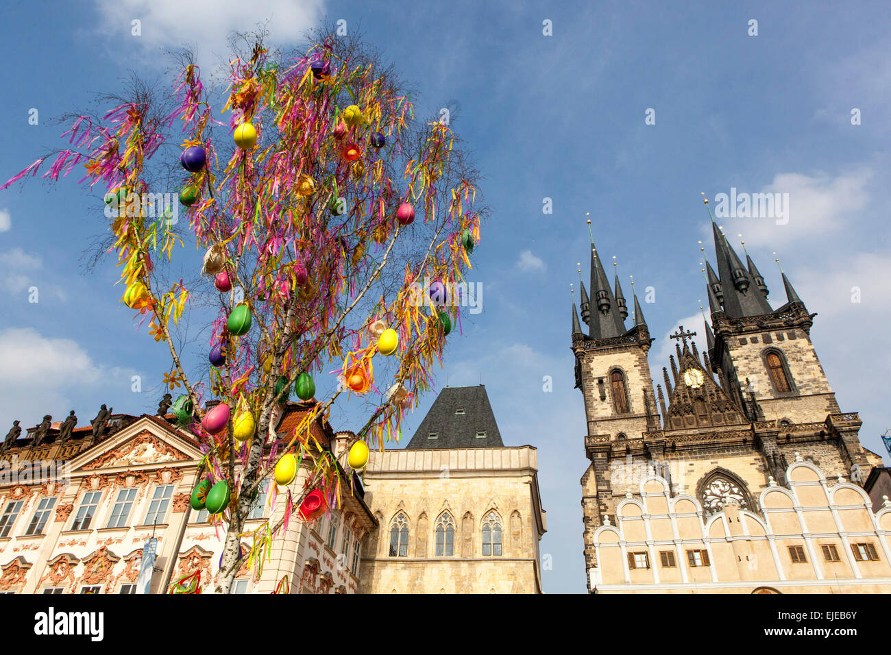 Un colorfully decorate albero, Pasqua, le tradizioni, le vacanze, la Piazza della Città Vecchia di Praga Repubblica Ceca Foto Stock