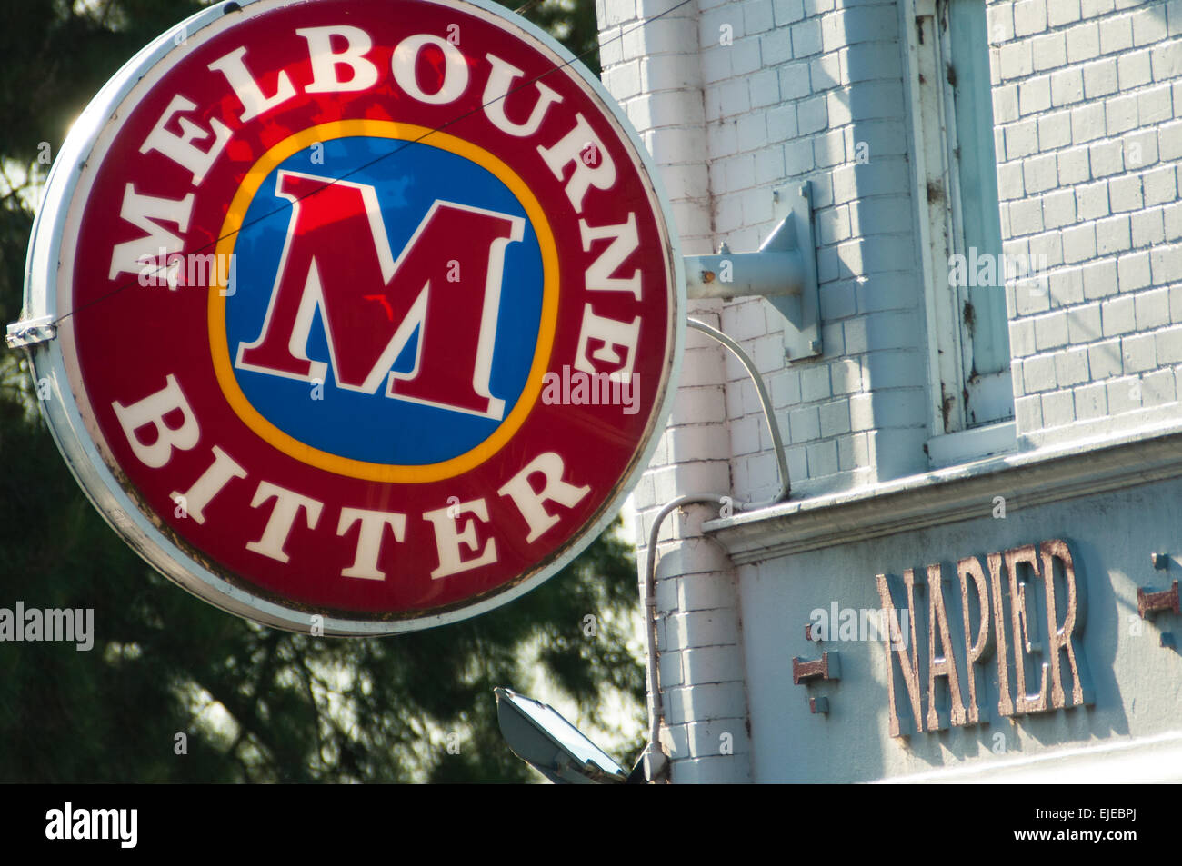 Napier hotel con Melbourne birra amaro segno, Fitzroy, Victoria, Australia Foto Stock