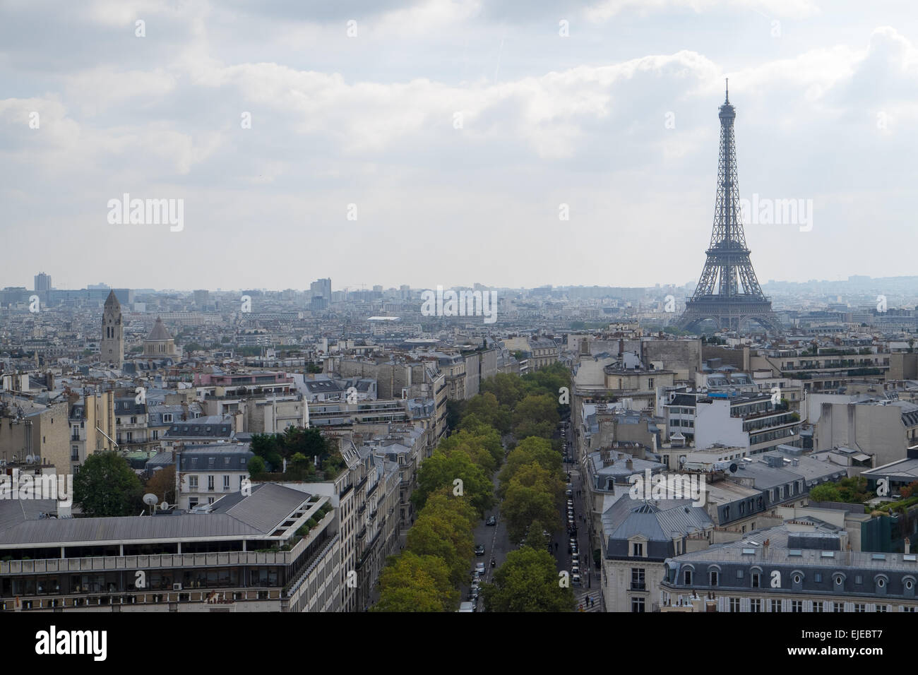 In una vista dalla cima della Arc Du Triomphe, la famosa torre Eiffel sorge sopra Parigi, Francia su un bel pomeriggio di caduta. Foto Stock