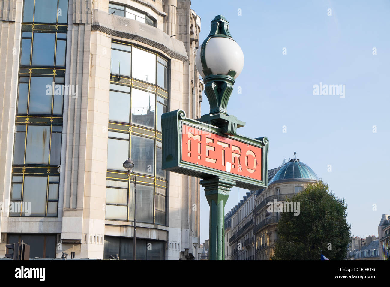 Un simbolo iconico di Parigi, la Metro segno denota una stazione sul ben usato la metropolitana sistema di transito. Foto Stock