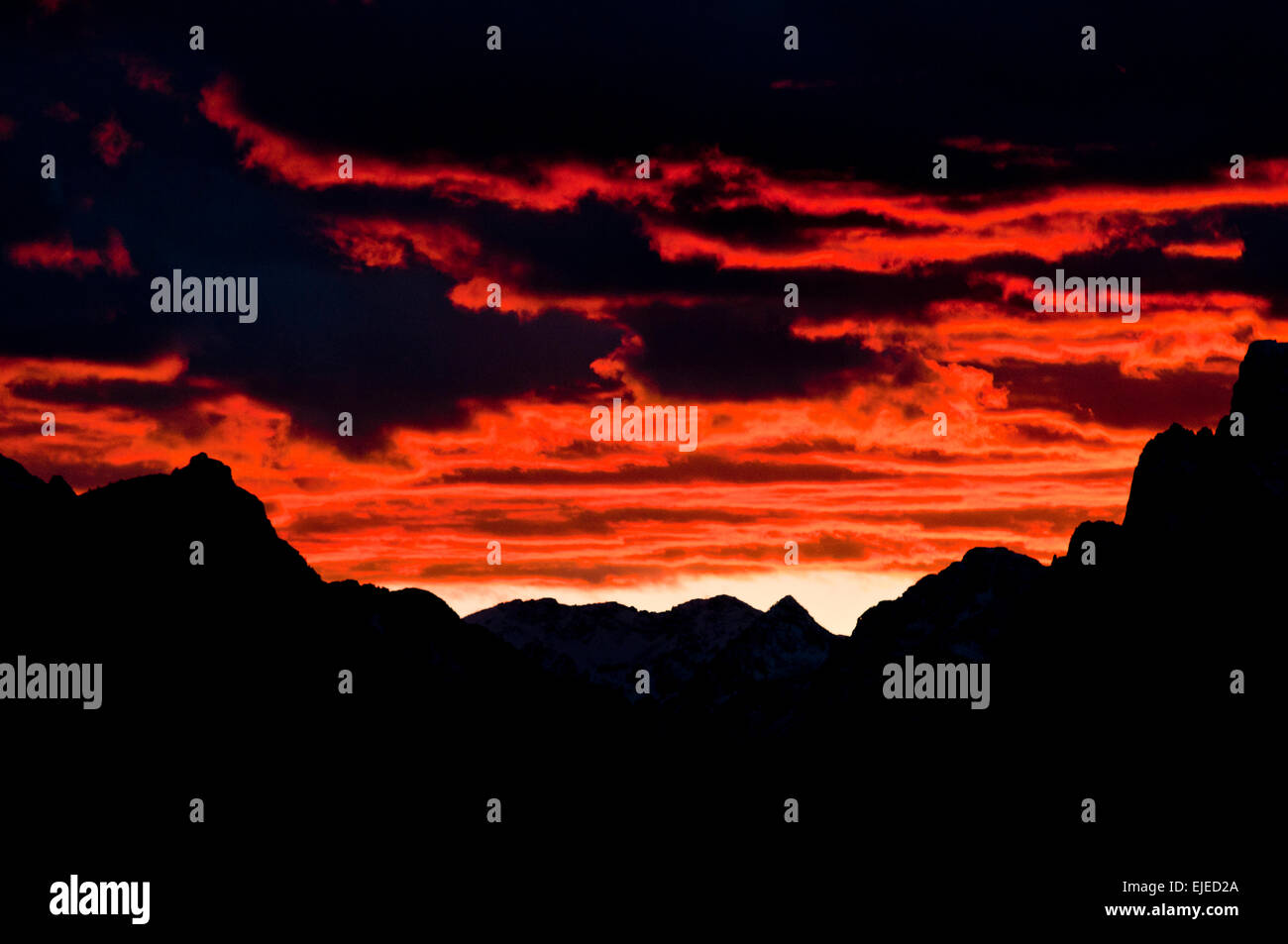 Brillante tramonto dietro Teton Mountains in Grand Teton National Park Wyoming Foto Stock