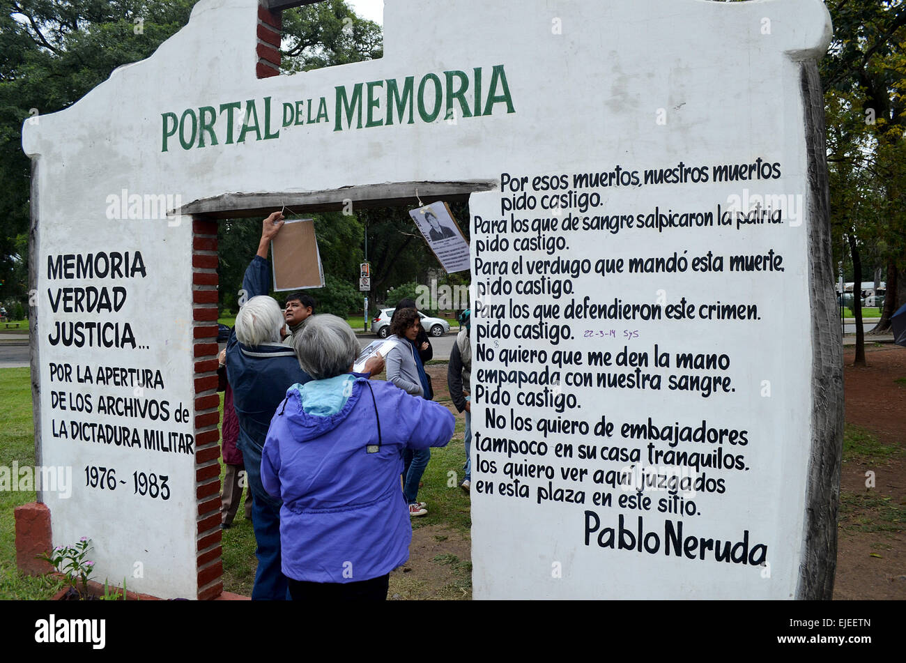 Tucuman, Argentina. 24 Mar, 2015. Le persone prendono parte ad una marcia organizzata per commemorare il 39o anniversario del colpo di Stato del 1976, a Salta Argentina, il 24 marzo 2015. Ex militari argentini dominatore Jorge Rafael Videla, che ha preso il potere nel colpo di Stato del 1976 e governarono fino al 1981, torturata e uccisa di sinistra dei militanti in luoghi segreti di detenzione. Lui è stato imprigionato nel 2010 per servire frasi di vita dopo essere stati condannati per crimini contro l umanità e morì nel 2013 in carcere. © Julio Pantoja/TELAM/Xinhua/Alamy Live News Foto Stock