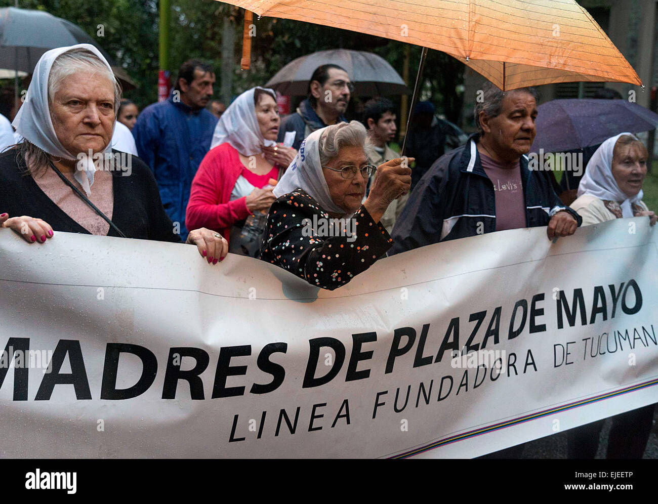 (150325) -- TUCUMAN, Marzo 25, 2015 (Xinhua) -- i membri delle Madres de Plaza de Mayo linea fondatori organizzazione prendere parte in un marzo organizzata per commemorare il 39o anniversario del colpo di Stato del 1976, in San Miguel de Tucuman, Tucuman provincia, Argentina, il 24 marzo 2015. Ex militari argentini dominatore Jorge Rafael Videla, che ha preso il potere nel colpo di Stato del 1976 e governarono fino al 1981, torturata e uccisa di sinistra dei militanti in luoghi segreti di detenzione. Lui è stato imprigionato nel 2010 per servire frasi di vita dopo essere stati condannati per crimini contro l umanità e morì nel 2013 in carcere. (Xinhua/Julio Pantoja Foto Stock