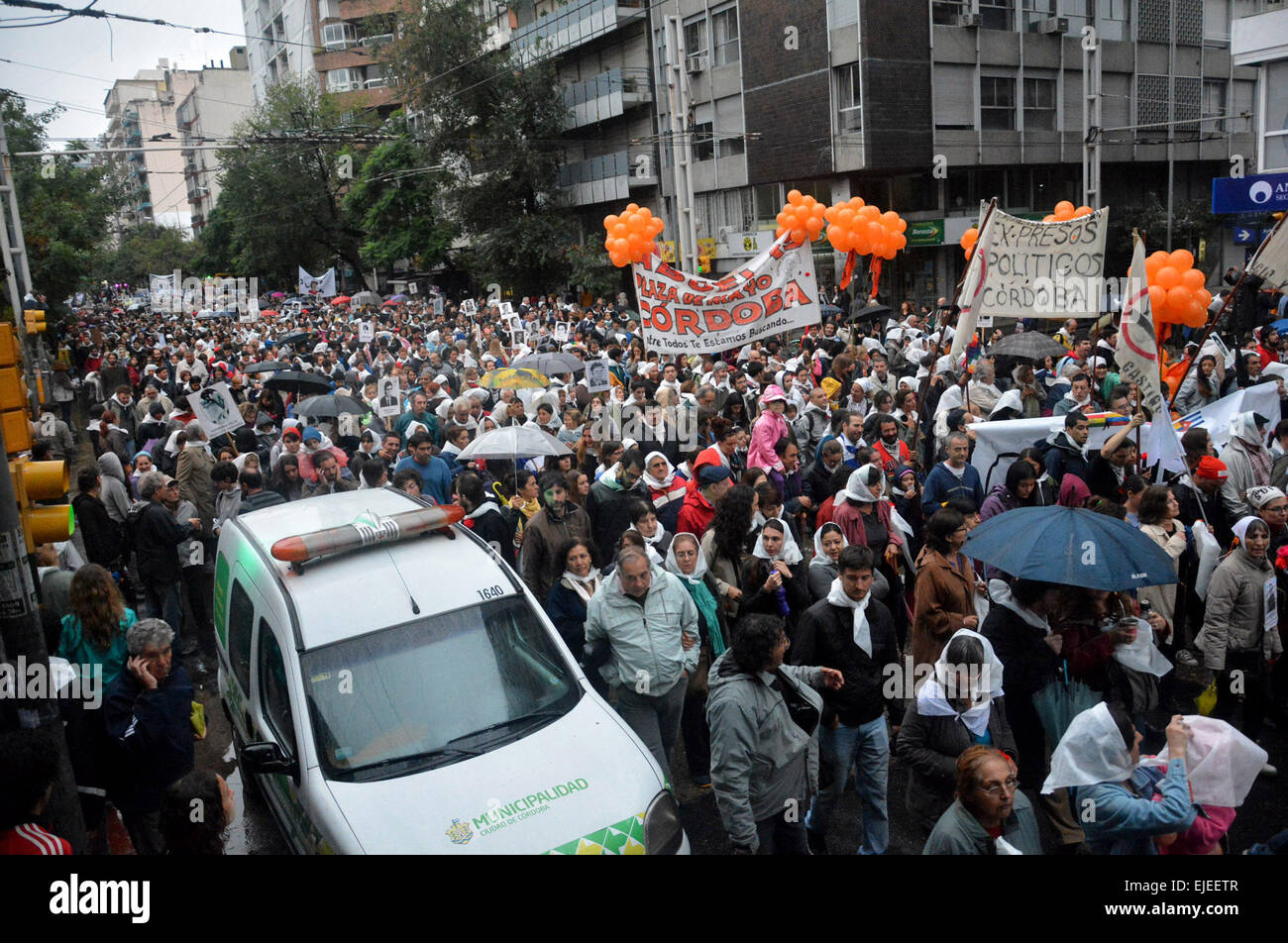 Tucuman, Argentina. 24 Mar, 2015. Le persone prendono parte ad una marcia organizzata per commemorare il 39o anniversario del colpo di Stato del 1976, a Cordoba, Argentina, il 24 marzo 2015. Ex militari argentini dominatore Jorge Rafael Videla, che ha preso il potere nel colpo di Stato del 1976 e governarono fino al 1981, torturata e uccisa di sinistra dei militanti in luoghi segreti di detenzione. Lui è stato imprigionato nel 2010 per servire frasi di vita dopo essere stati condannati per crimini contro l umanità e morì nel 2013 in carcere. © Julio Pantoja/TELAM/Xinhua/Alamy Live News Foto Stock