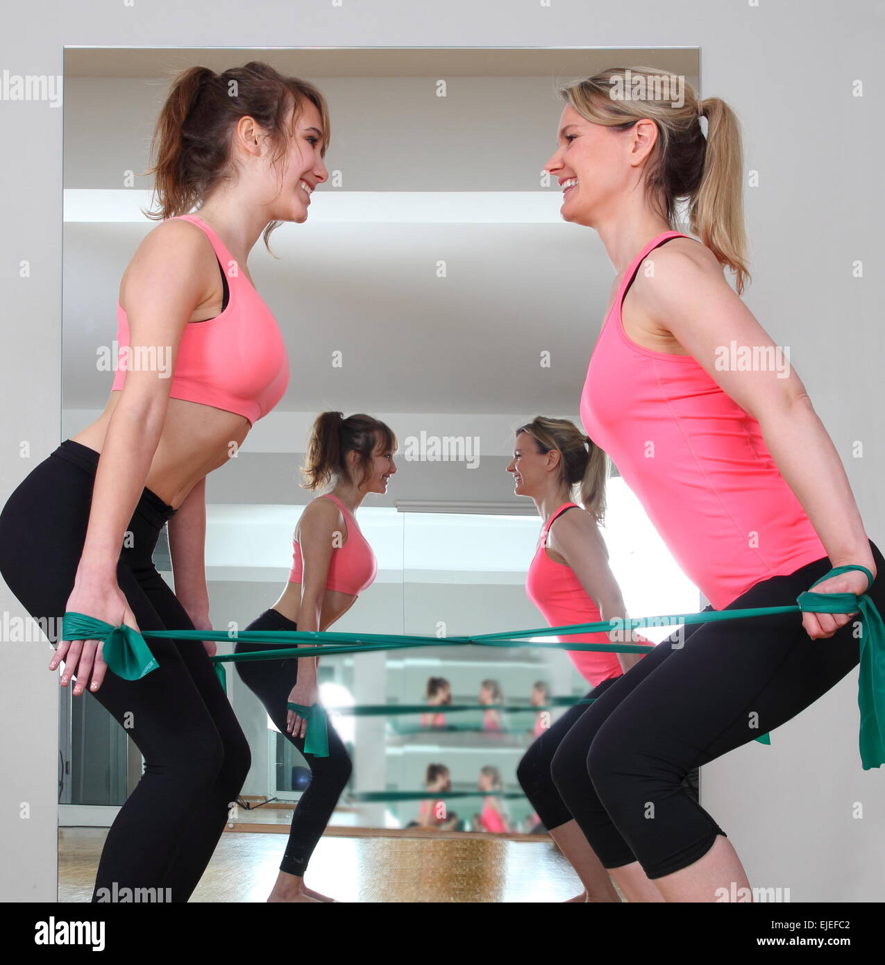 Due donna facendo esercizio insieme con bande di fitness Foto Stock