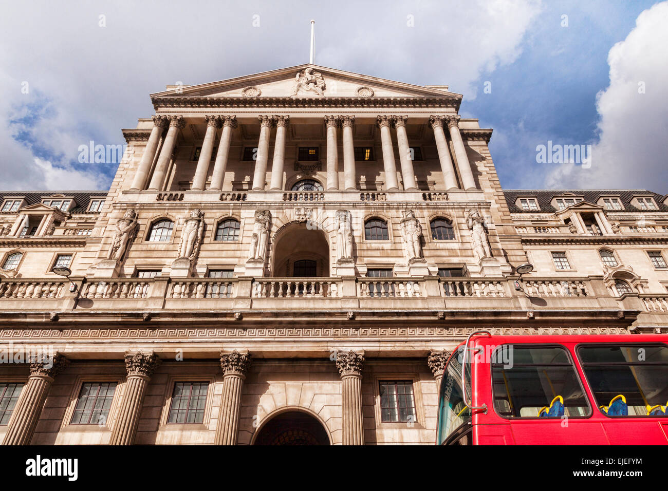 Bank of England, Threadneedle Street, Londra, Inghilterra, con un rosso London bus semplicemente passando da. Foto Stock
