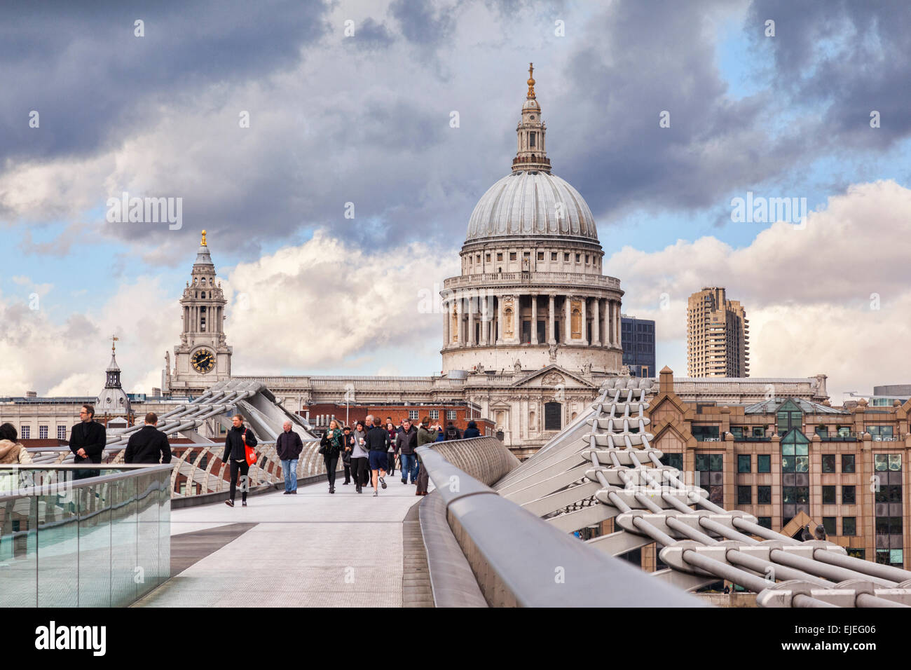 La Cattedrale di St Paul dal Millennium Bridge di Londra, Inghilterra, sotto un cielo drammatico. Foto Stock