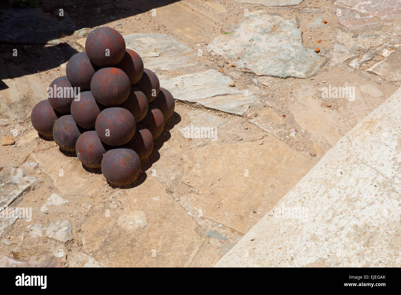 San Cristobal Fort. Rusty le palle di cannone impilati in una piramide, Badajoz, Spagna Foto Stock