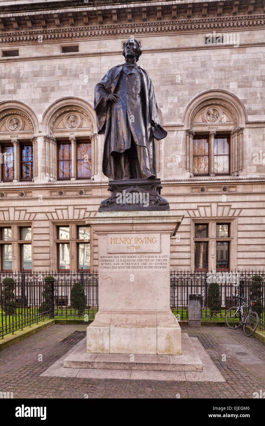 Statua di attore Vittoriano Sir Henry Irving nella motivazione della National Portrait Gallery, off Charing Cross Road, Londra. Foto Stock