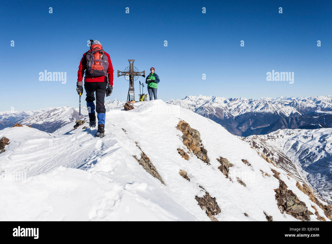 Alpinista sulla cima di Mt Penser Weißhorn sopra Penser Joch in Val Sarentino, Alpi Sarentine, Alto Adige Regione Foto Stock
