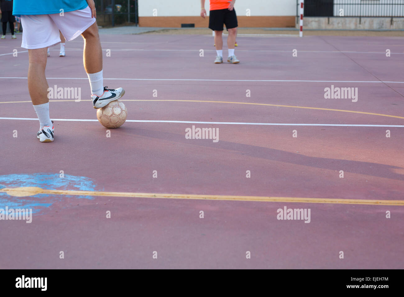 Squadra di calcio a 5 nel corso di formazione esterno corte rossa Foto Stock
