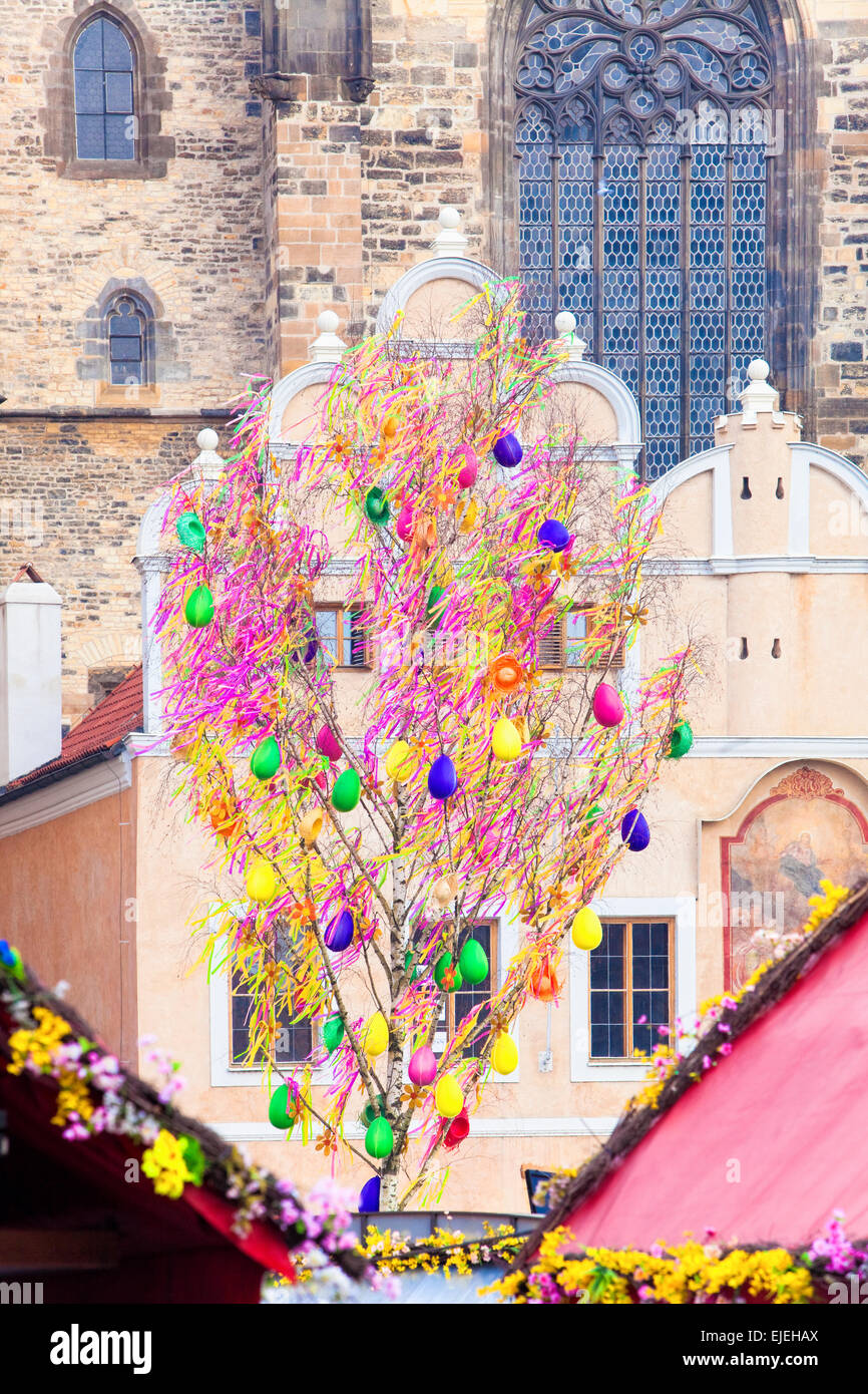Repubblica Ceca, Praga - Albero di Pasqua presso la Piazza della Città Vecchia Foto Stock