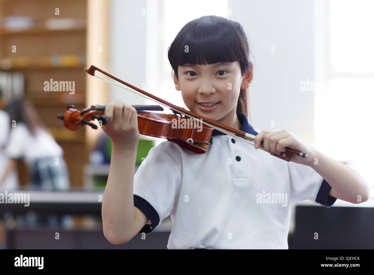 Studenti della scuola primaria nel violino Foto Stock