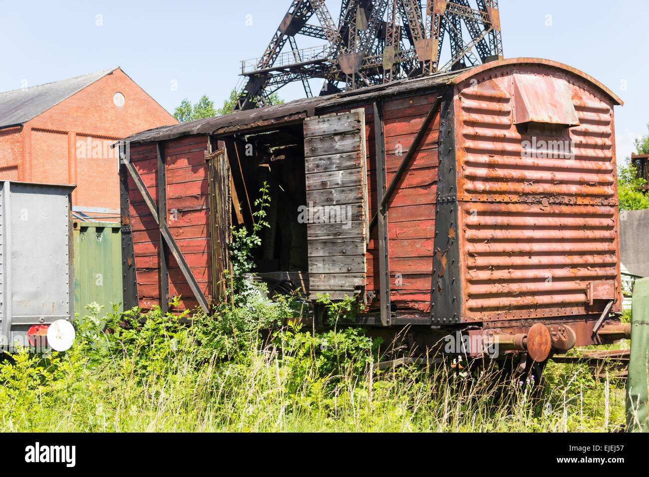 Standard del calibro di van ventilata carro ferroviario in attesa di lavori di restauro a Astley Green Colliery Museum vicino a Manchester. Foto Stock