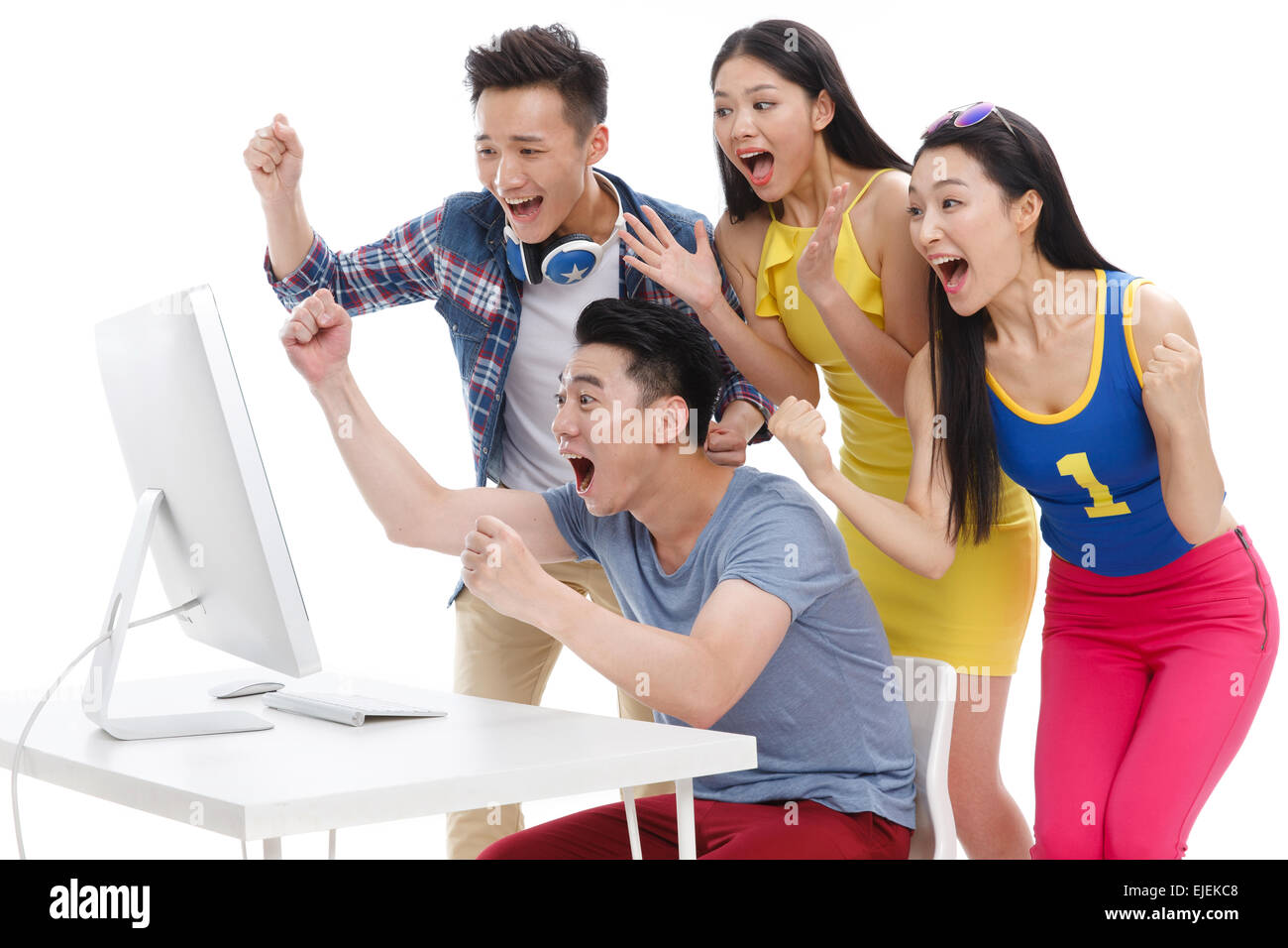 Emozionante giovani guardando i monitor dei computer Foto Stock