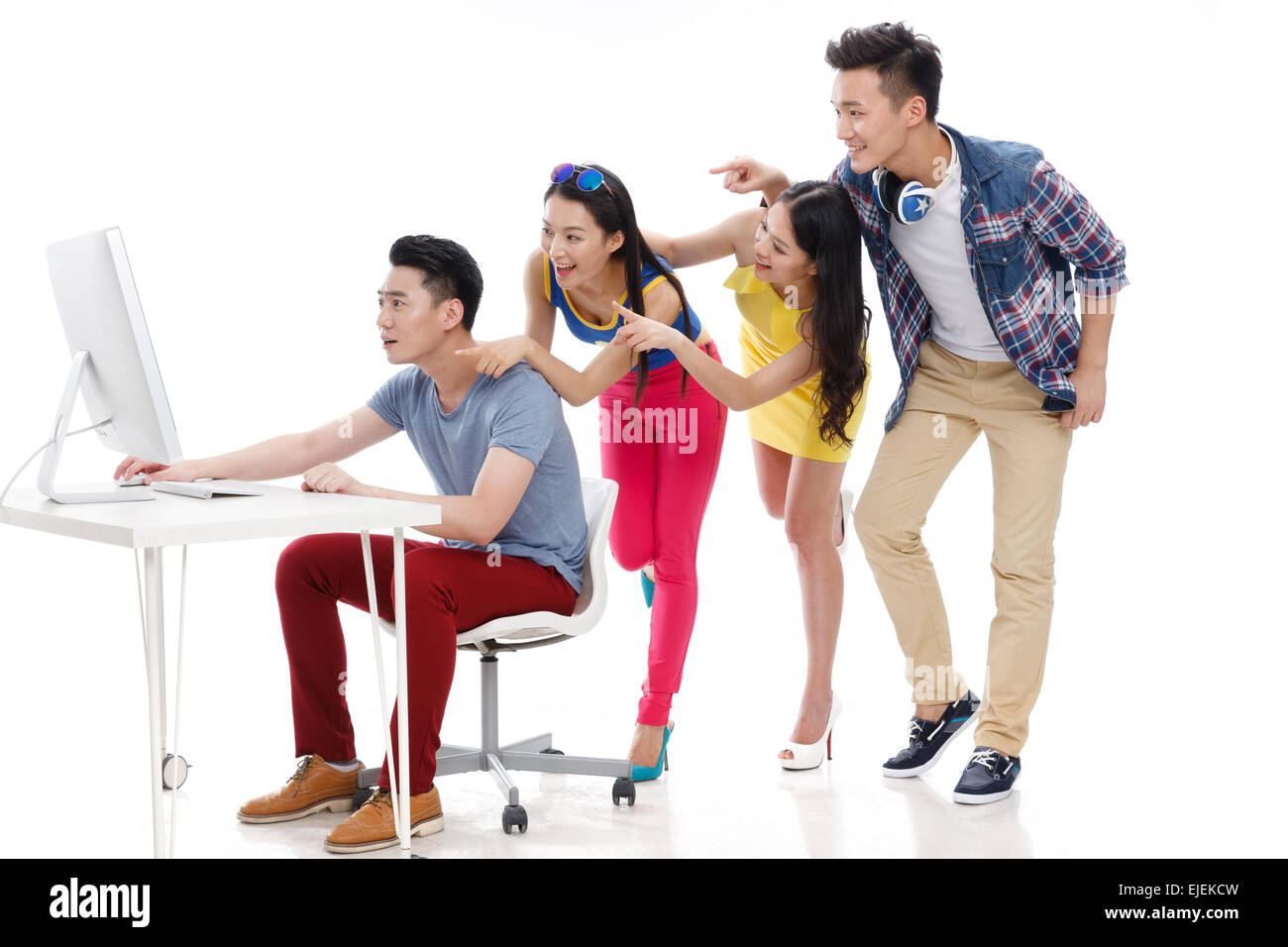 Emozionante giovani guardando i monitor dei computer Foto Stock