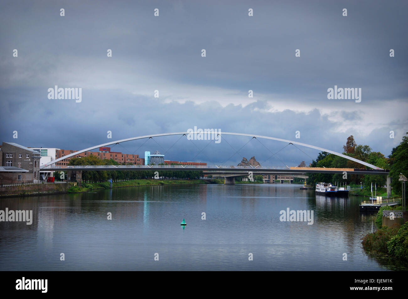 Hoge Brug Maastricht Paesi Bassi con il fiume Maas in primo piano Foto Stock