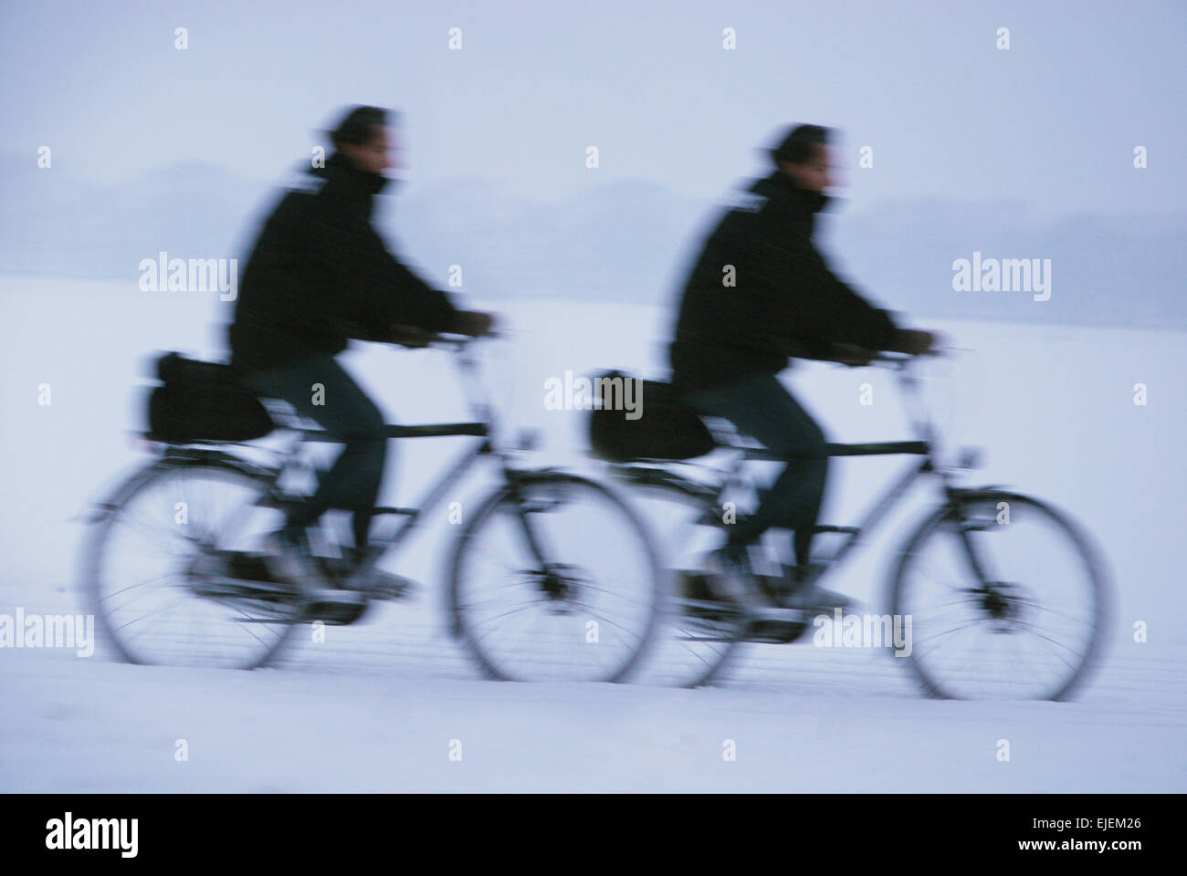Due ciclisti nella neve Foto Stock