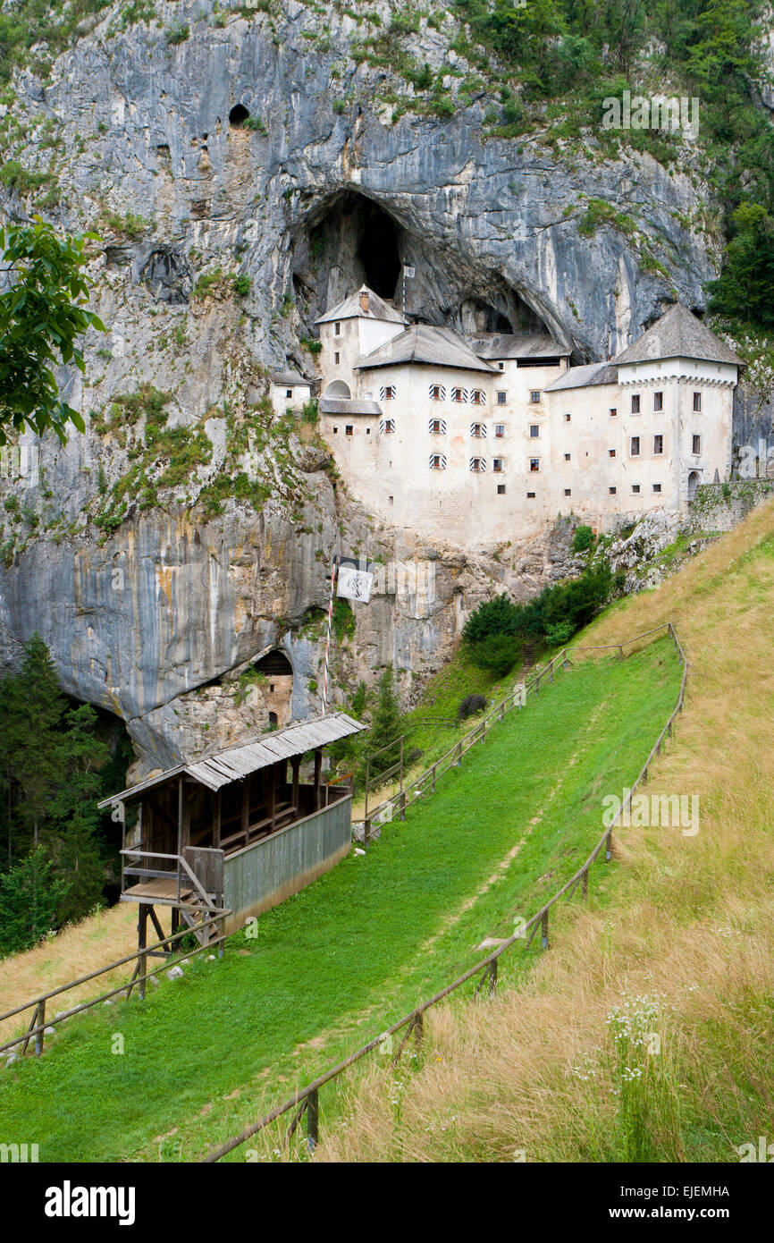 Il Castello di Predjama (noto anche come Predjamski grad) è un castello rinascimentale costruita all interno di una grotta bocca nel sud-ovest della Slovenia Foto Stock