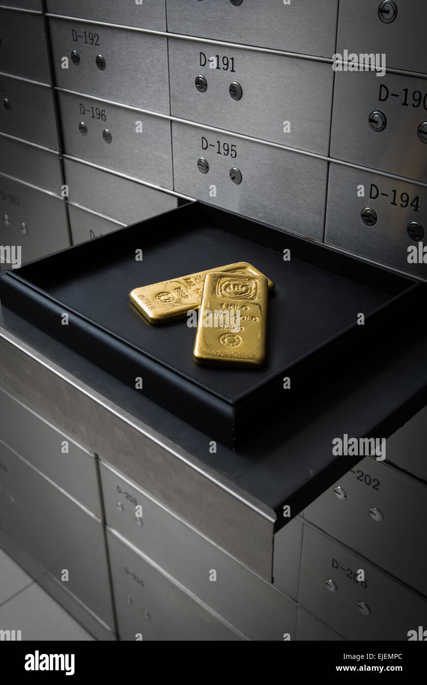 Una stanza piena di cassette di sicurezza in un caveau della banca Foto  stock - Alamy