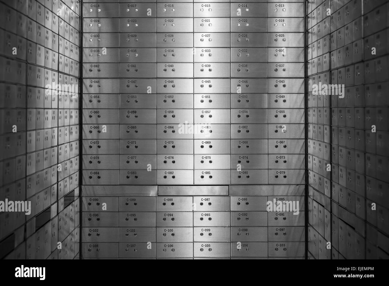 Una stanza piena di cassette di sicurezza in un caveau della banca Foto Stock