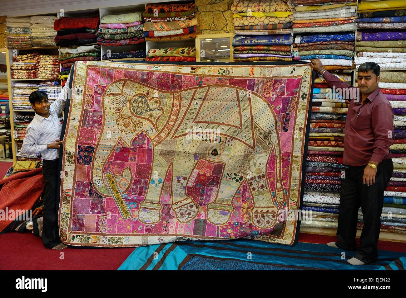 India Rajasthan, Jaipur, bed-coperchio in patchwork di vendere in un negozio Foto Stock