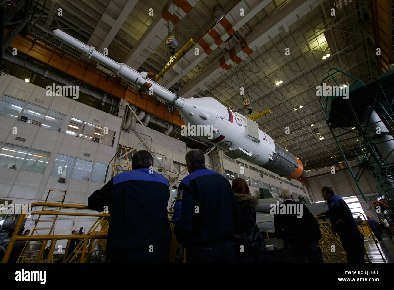 Il Soyuz TMA-16M veicolo spaziale è assemblato in preparazione per essere arrotolato al launch pad al cosmodromo di Baikonur Marzo 24, 2015 in Kazakistan. Lancio del razzo Soyuz è prevista per il mese di marzo 28 e porterà Expedition 43 equipaggio alla Stazione spaziale internazionale. Foto Stock