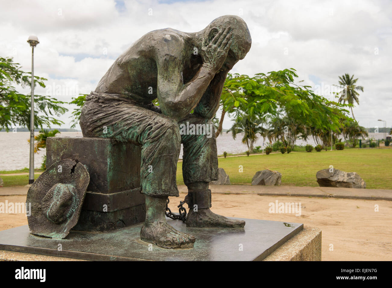 Statua di un prigioniero al di fuori Le Camp de la trasporto, Saint-Laurent-du-Maroni, Guiana francese Foto Stock