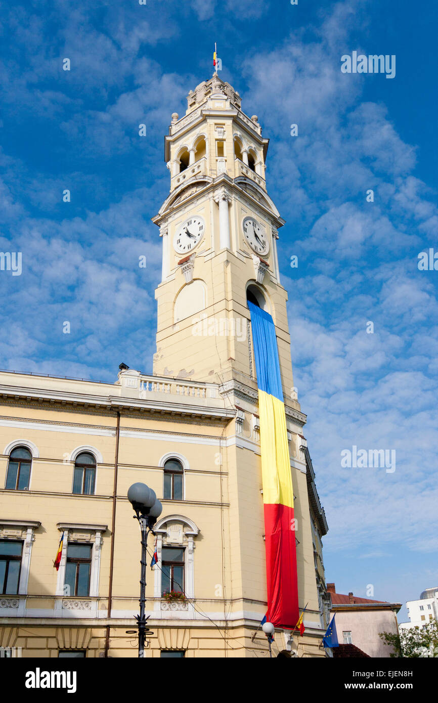 Oradea della torre del municipio e la bandiera nazionale della Repubblica di Romania Foto Stock