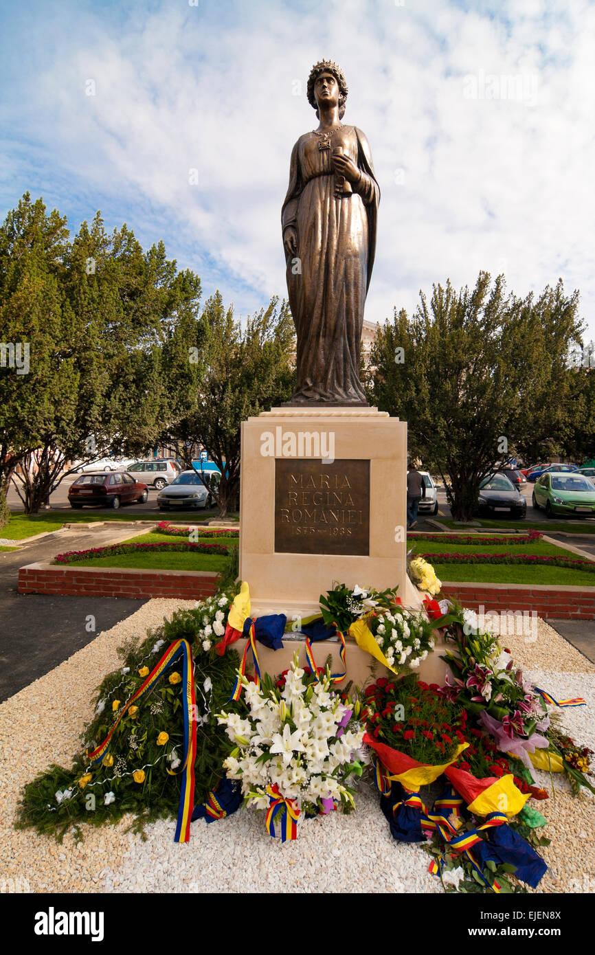 Statua in bronzo della regina Maria di Romania circondato da fiori Foto Stock