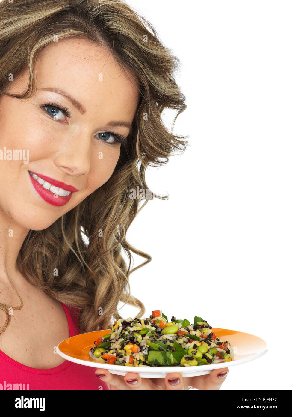 Sano giovane donna di mangiare un aromatico rainbow asiatici insalata di stile Foto Stock