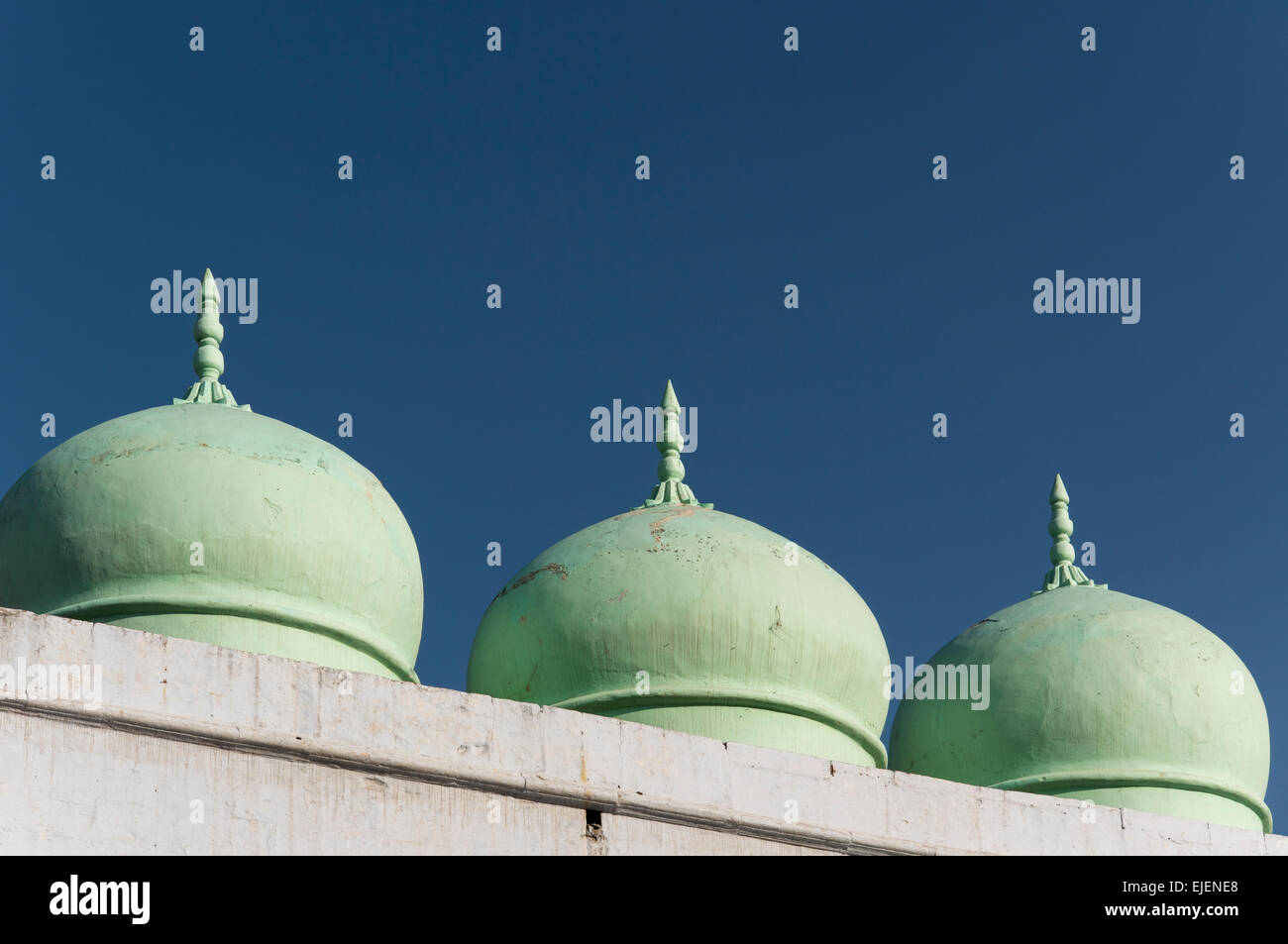 Close-up di tre verdi cupole della moschea contro il profondo blu del cielo, Pushkar, Rajasthan, India Foto Stock