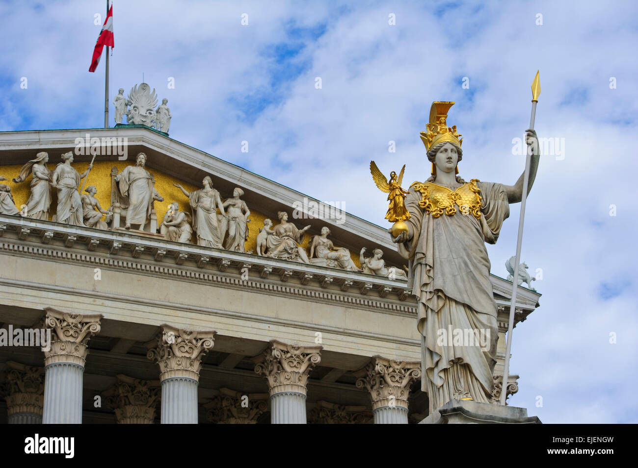 La Pallade Atena fontana di fronte al palazzo del Parlamento, Vienna, Austria. Foto Stock