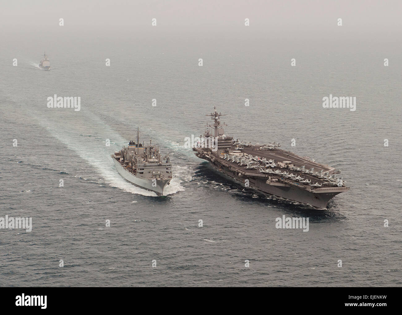 US Navy portaerei nucleare USS Carl Vinson e i militari di comando Sealift combattere la nave appoggio USNS Rainier in corso dopo un rifornimento in mare Marzo 18, 2015 nel Mare Arabico. Il gruppo è distribuito per il funzionamento intrinseco risolvere colpire bersagli ISIS in Iraq e la Siria. Foto Stock