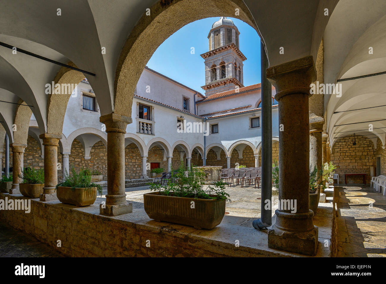 Croazia Isola di Cres Cres città xiv secolo convento e chiesa di San Francesco il chiostro esterno Foto Stock