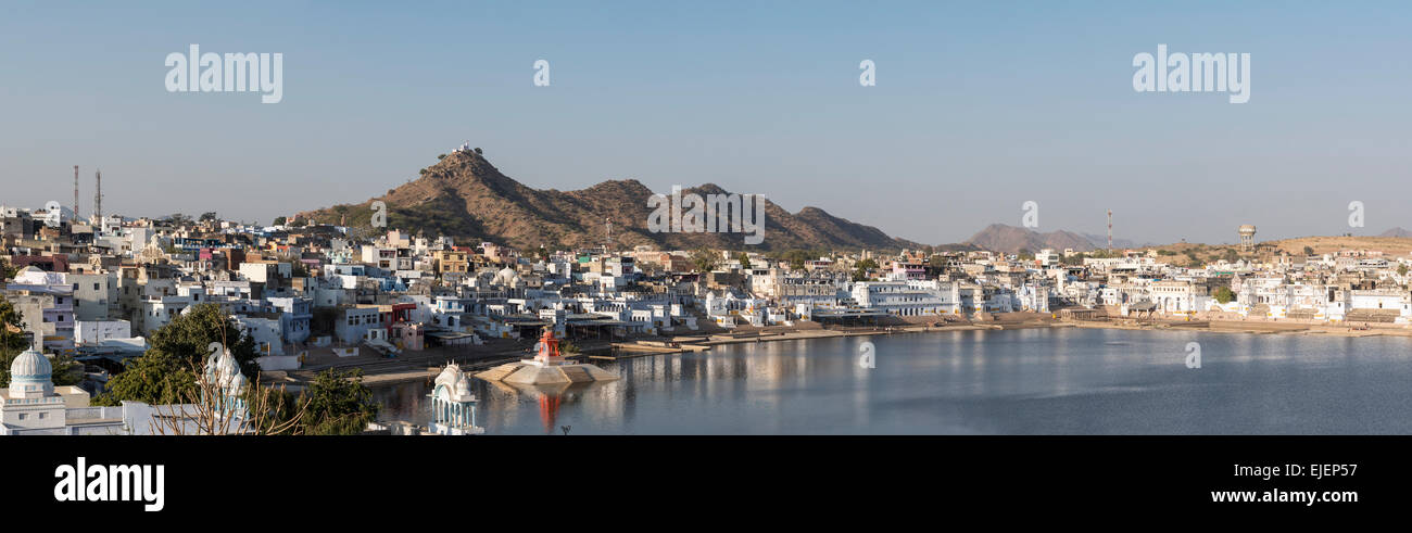 Vista panoramica del lago Pushkar e città, Rajasthan, India Foto Stock