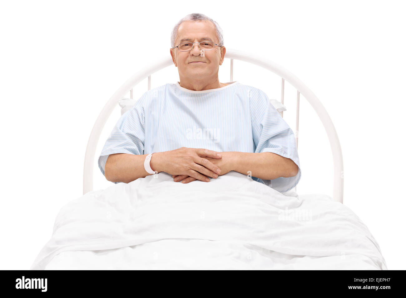 Allegro coppia paziente disteso in un letto di ospedale e guardando la telecamera isolata su sfondo bianco Foto Stock