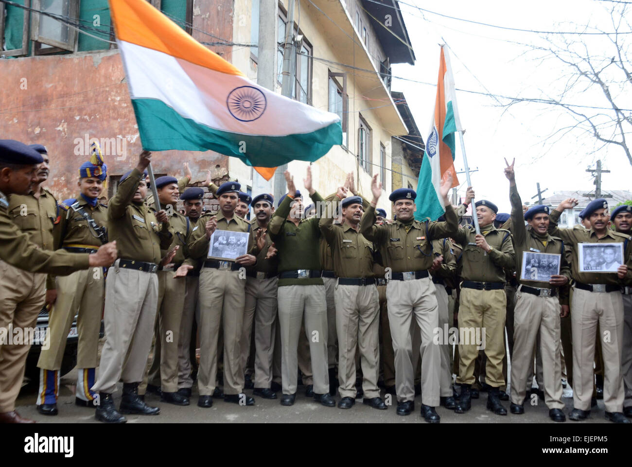 Srinagar, Indiano Kashmir amministrato:25.riserva centrale forza di polizia (CRPF) dance con gioia in previsione la Coppa del Mondo di cricket al campo base della squadra indiana di vittoria contro l'Australia a sydney domani 26 marzo Credito: Sofi Suhail/Alamy Live News Foto Stock