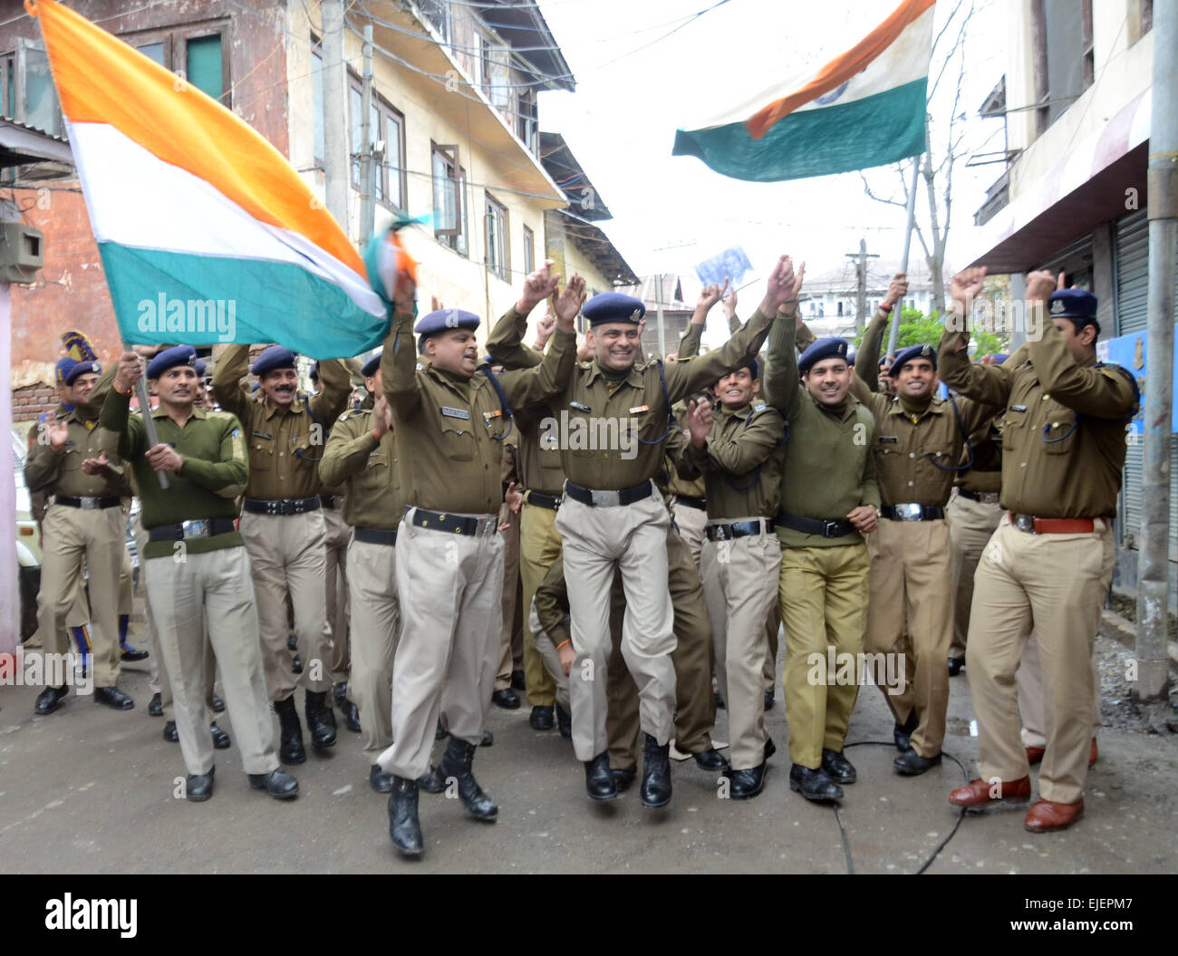 Srinagar, Indiano Kashmir amministrato:25.riserva centrale forza di polizia (CRPF) dance con gioia in previsione la Coppa del Mondo di cricket al campo base della squadra indiana di vittoria contro l'Australia a sydney domani 26 marzo Credito: Sofi Suhail/Alamy Live News Foto Stock