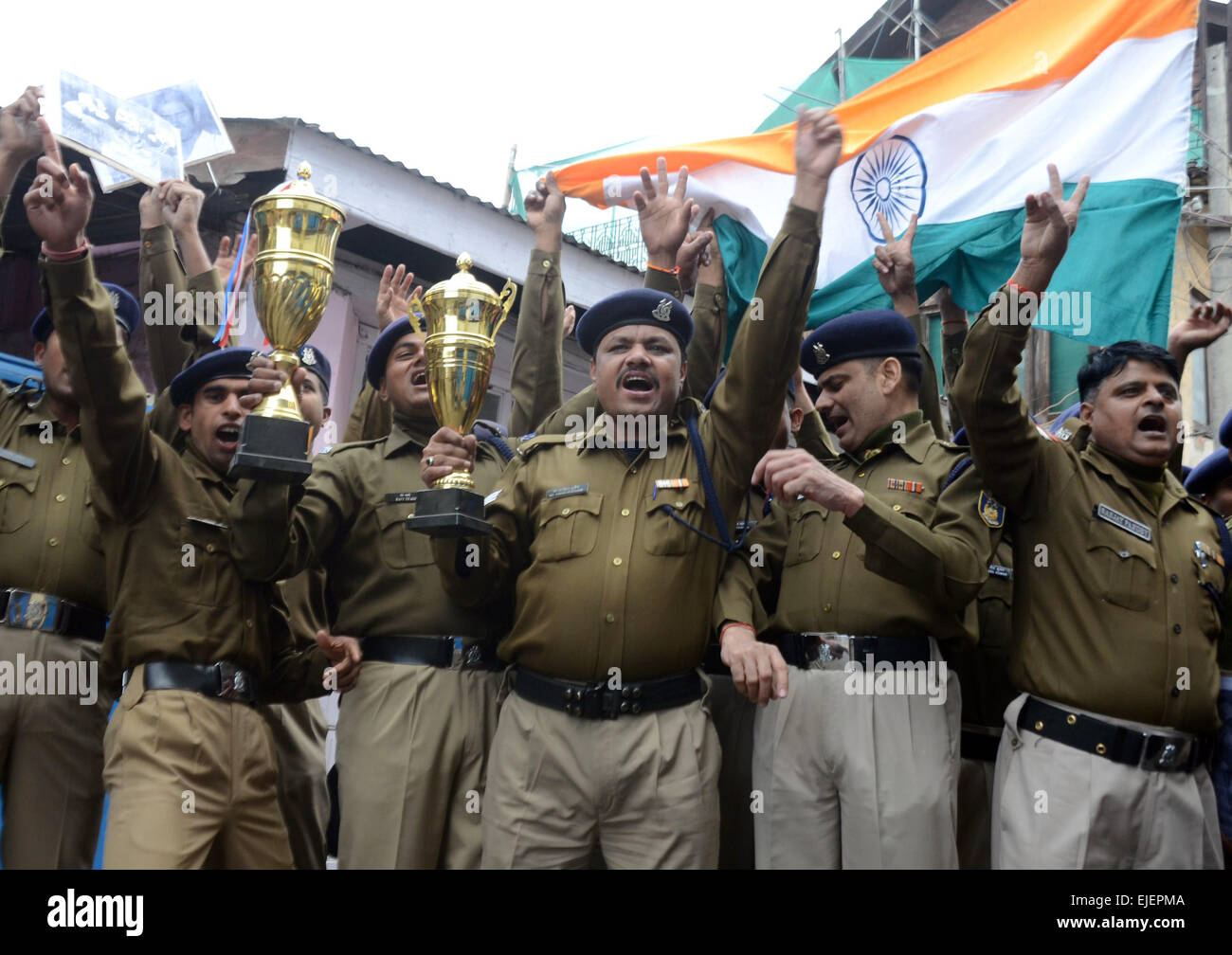 Srinagar, Indiano Kashmir amministrato:25.riserva centrale forza di polizia (CRPF) dance con gioia in previsione la Coppa del Mondo di cricket al campo base della squadra indiana di vittoria contro l'Australia a sydney domani 26 marzo Credito: Sofi Suhail/Alamy Live News Foto Stock