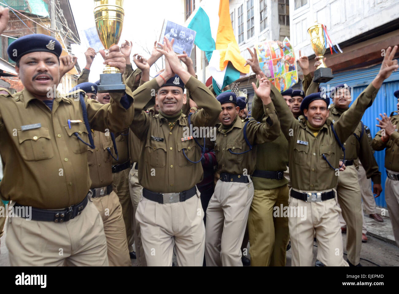 Srinagar, Indiano Kashmir amministrato:25.riserva centrale forza di polizia (CRPF) dance con gioia in previsione la Coppa del Mondo di cricket al campo base della squadra indiana di vittoria contro l'Australia a sydney domani 26 marzo Credito: Sofi Suhail/Alamy Live News Foto Stock