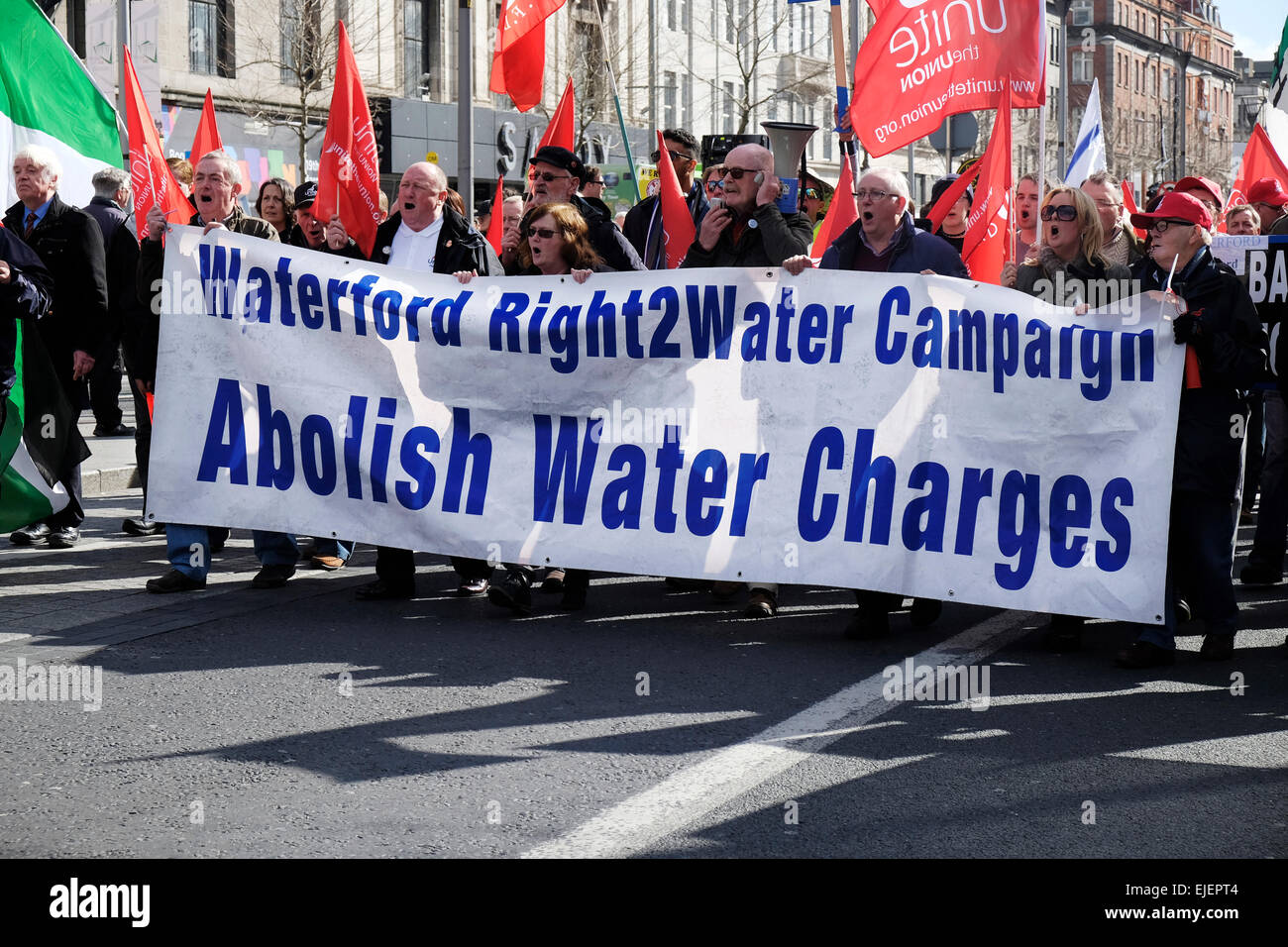 Abolire le tariffe idriche banner in anti-tariffe idriche proteste in marzo O'Connell Street Dublino Irlanda nel mese di aprile 2015 Foto Stock