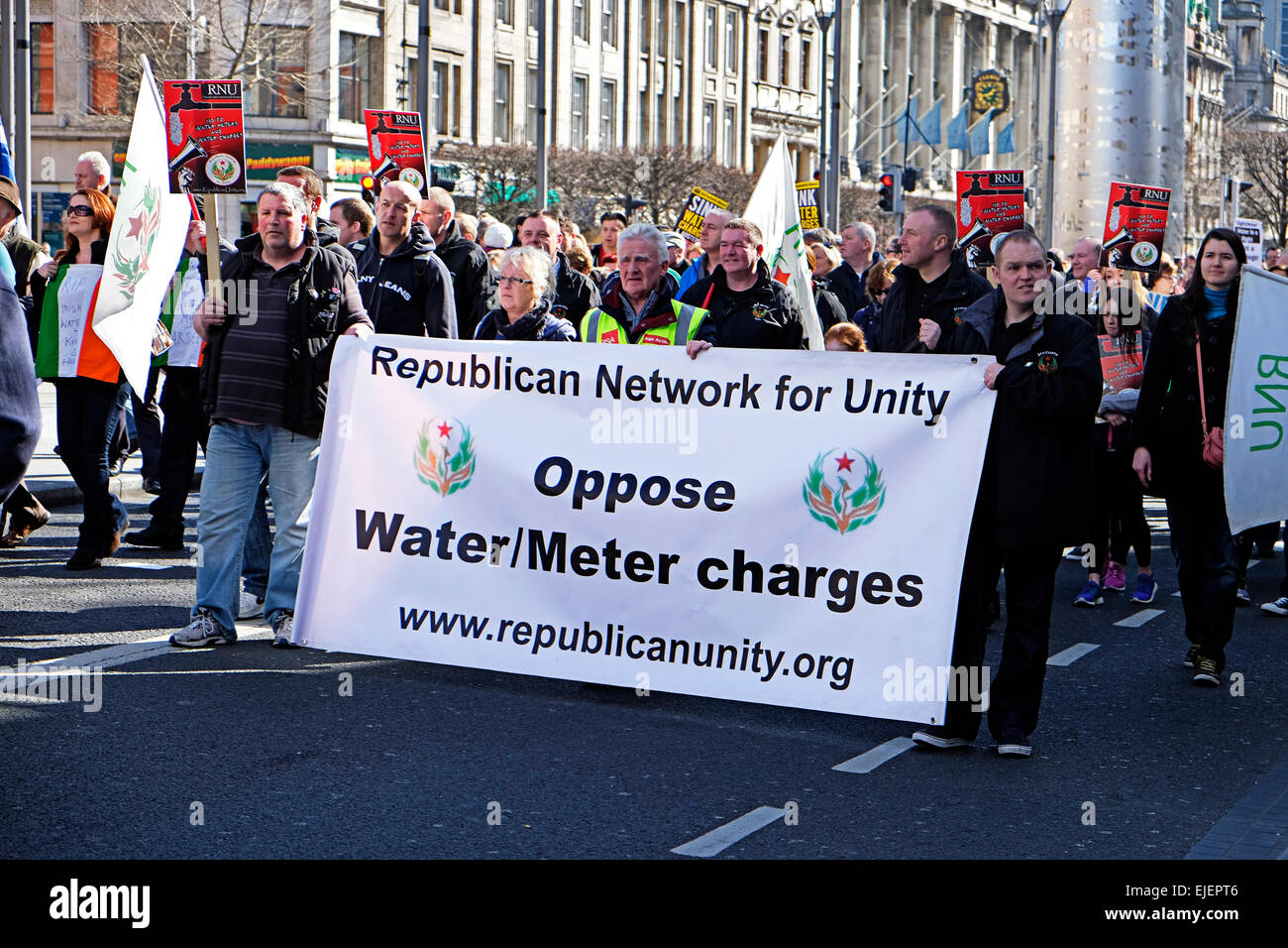 Banner repubblicana a anti-tariffe idriche proteste in O'Connell Street Dublino Irlanda nel mese di aprile 2015 Foto Stock